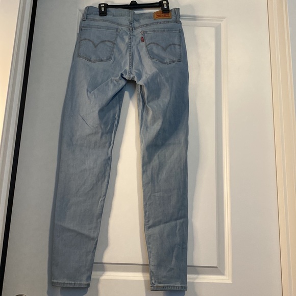 710 Super Skinny Levi’s - Picture 3 of 6